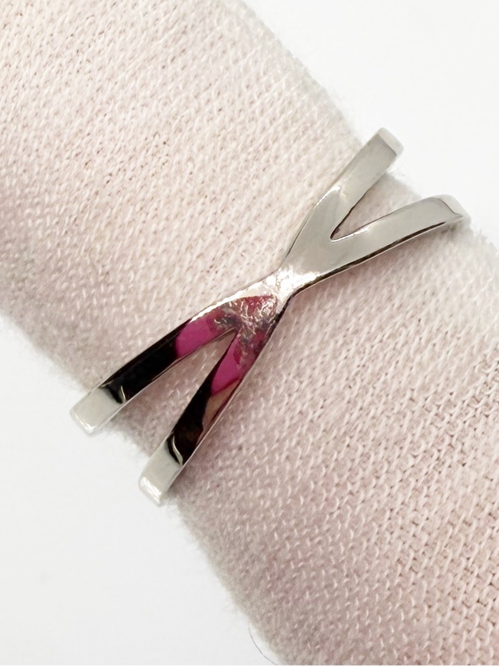 Delicate Crystal X-Design Ring - Women's Jewelry Size 6 - Picture 3 of 3